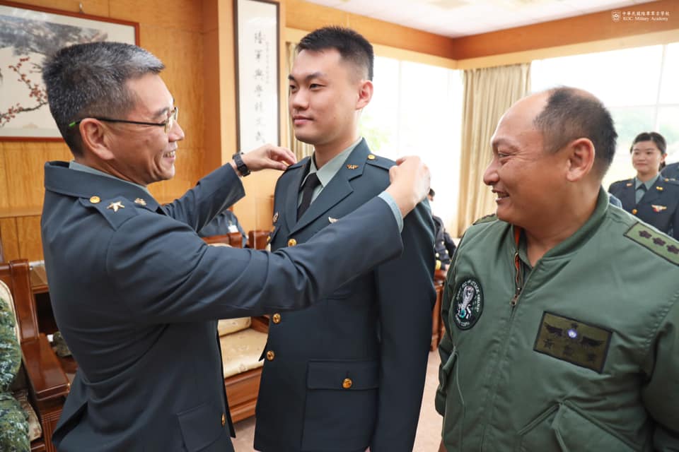 飛行常備軍官班第13期授證授階典禮