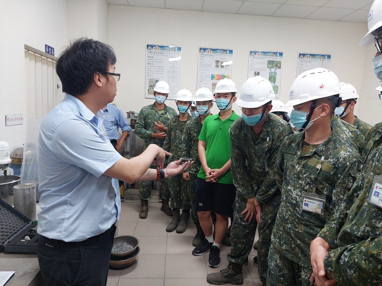 蔡宗翰工程師  介紹試驗儀器.jpg