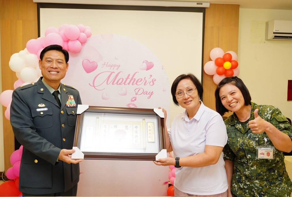 校長致贈本校模範母親吳梓萱女士.jpg
