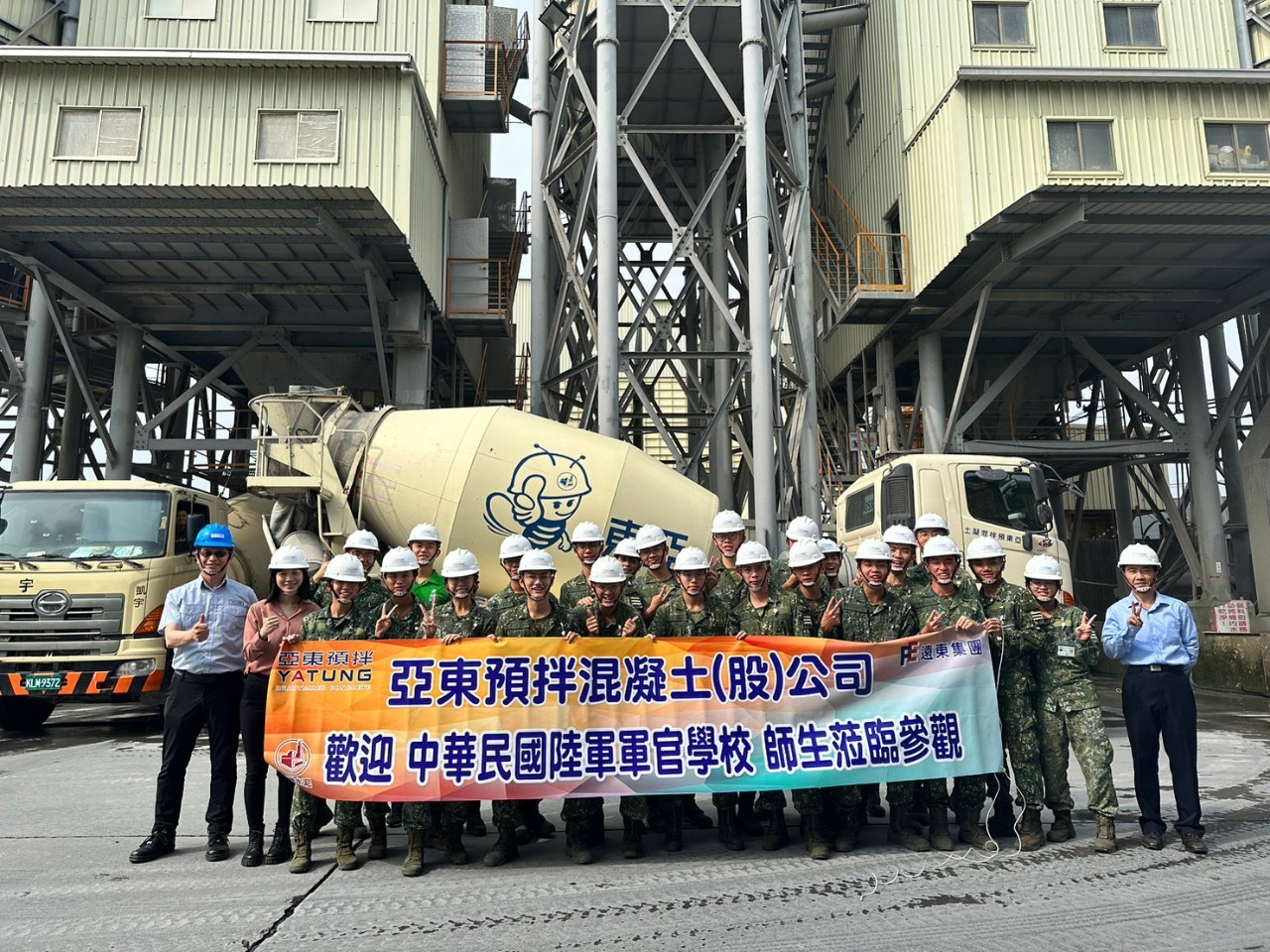 與亞東吳佳憲經理合影.jpg