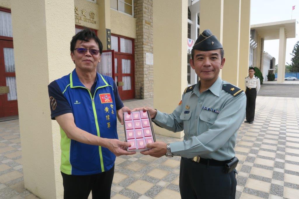 106年3月19日校長張  捷少將於校史館前致贈專修52期校友校徽紀念章.jpg