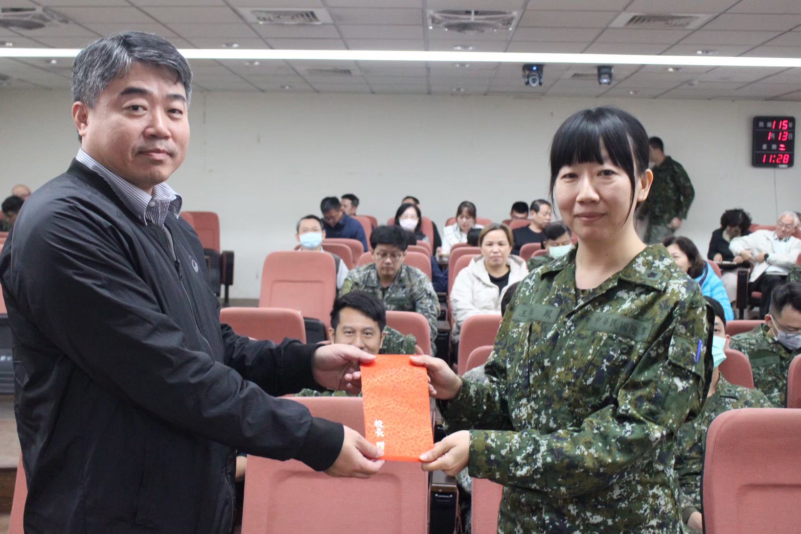 部主任張桂琥教授致贈工作獎金予通識中心王秋鳳少校.jpg