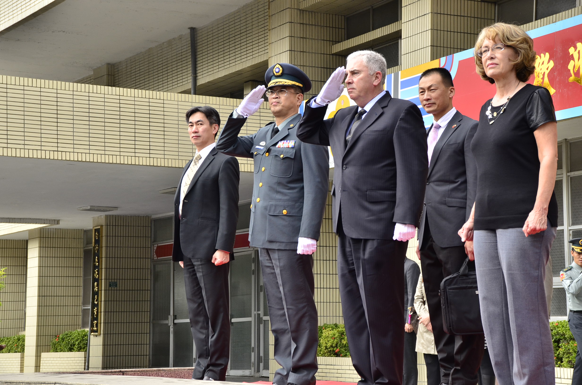 美中央司令部前司令亞寨退役上將校閱閱兵分列.jpg