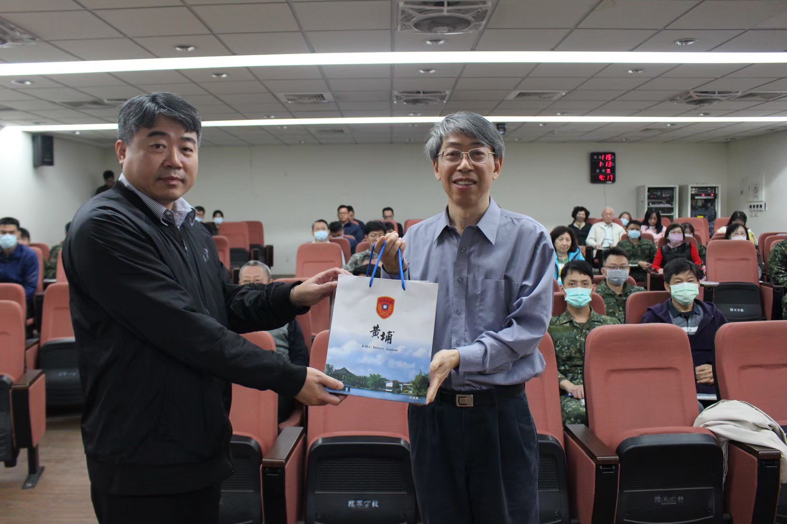 部主任張桂琥教授致贈紀念品予鄧述諄教授.jpg
