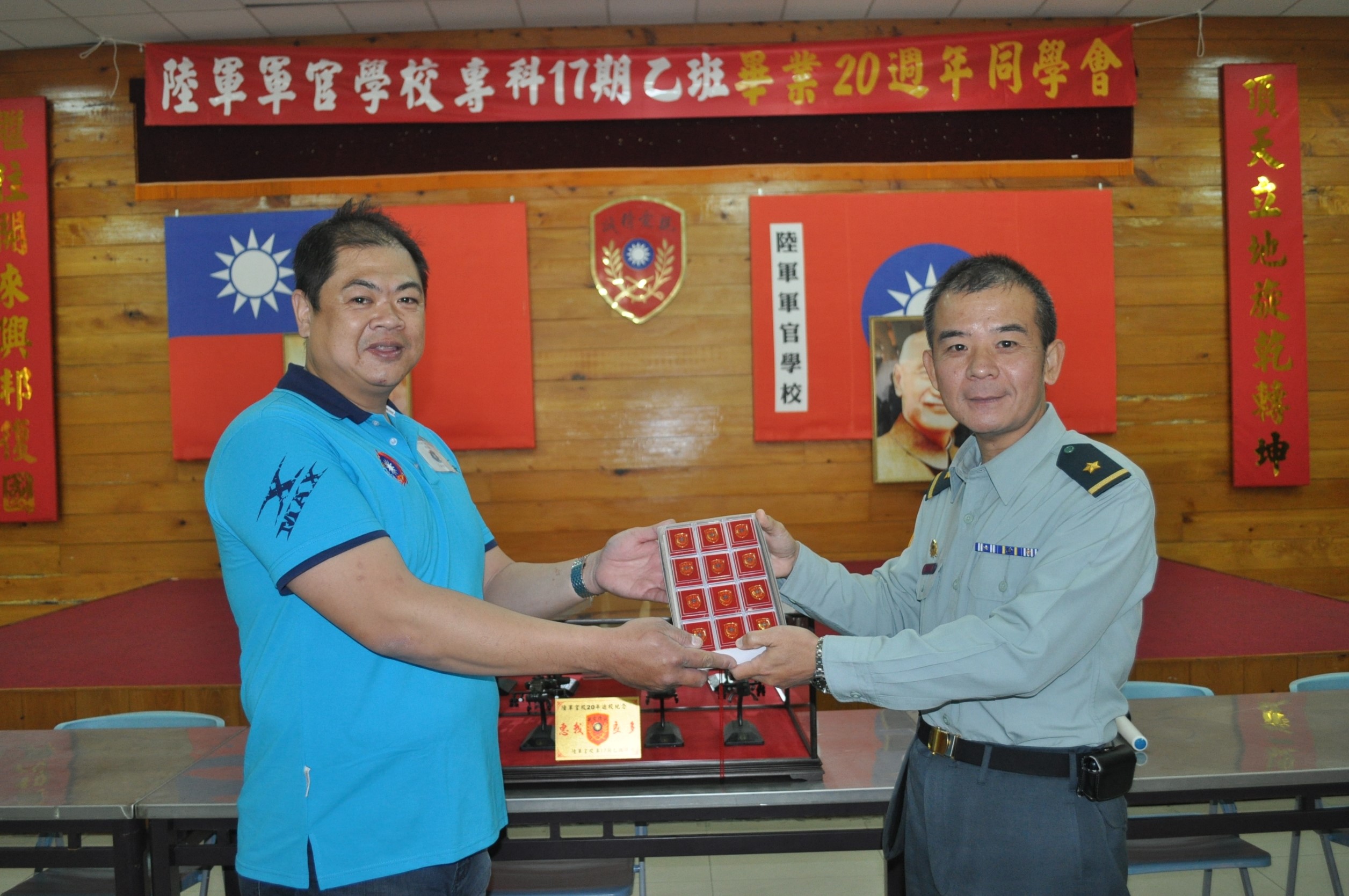 106年2月18日校長張  捷少將於袍澤館致贈專科17期乙班校友校徽紀念章.jpg
