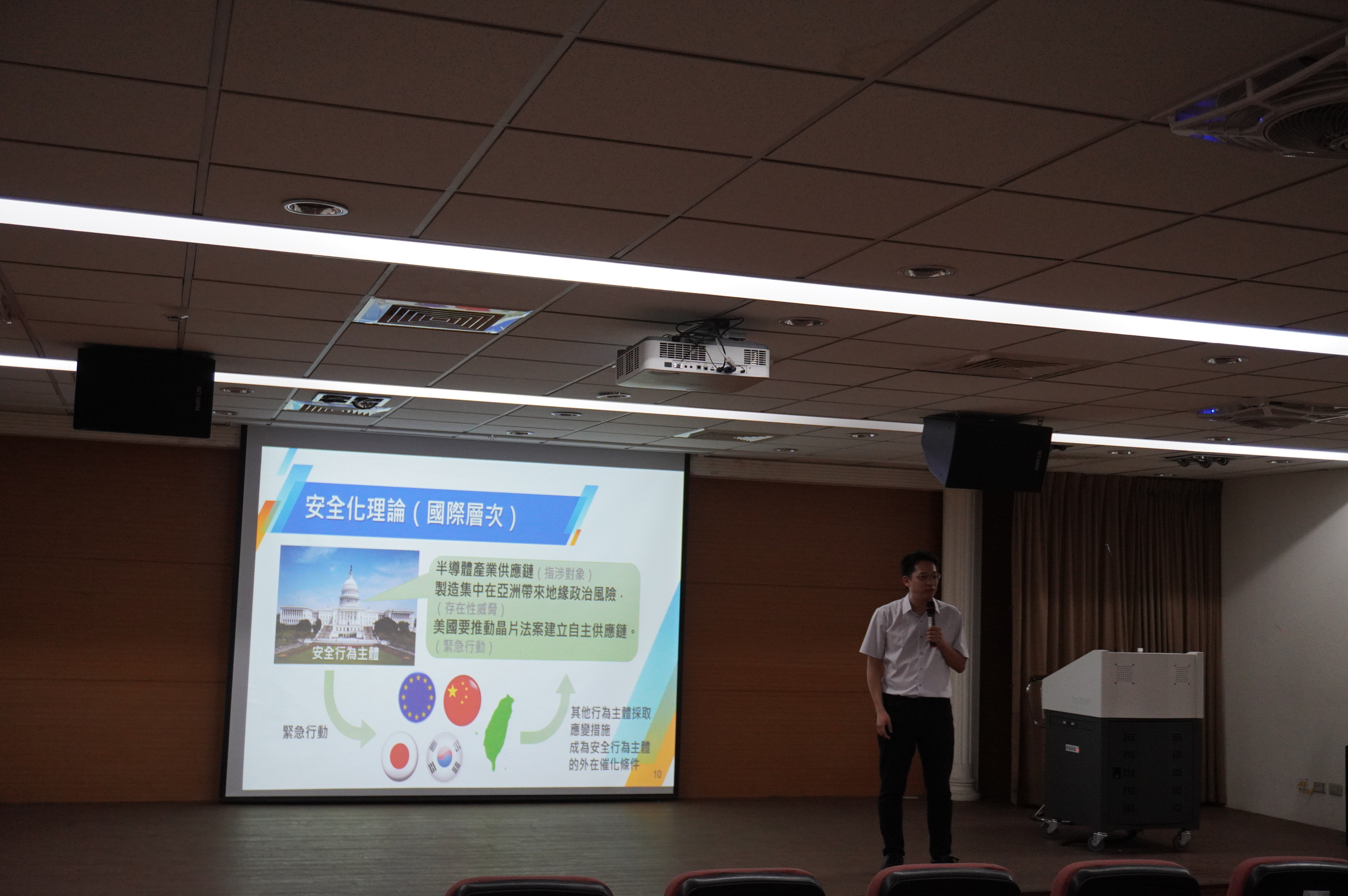 115年6月2日東吳大學政治系唐豪駿助理教授學術專題講演7.JPG