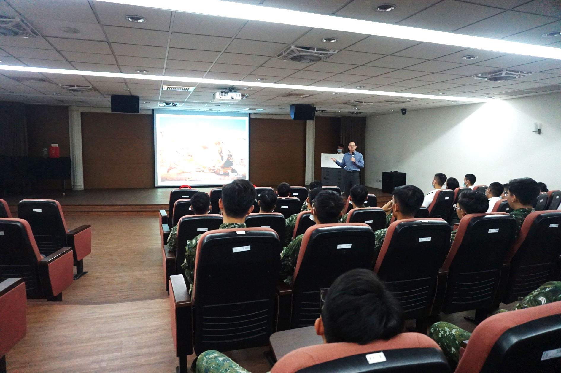 陸軍砲兵訓練指揮部莊志雄上校政戰主任學術專題講演13.png