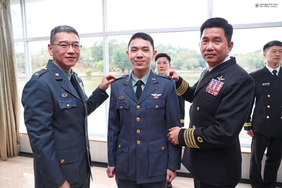 飛行常備軍官班第13期授證授階典禮