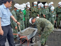 學生體驗混凝土坍度試驗.jpg