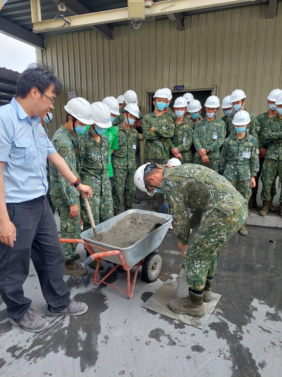 學生體驗混凝土坍度試驗.jpg