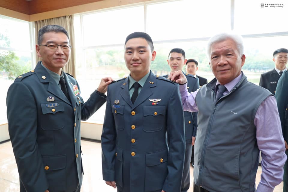 飛行常備軍官班第13期授證授階典禮