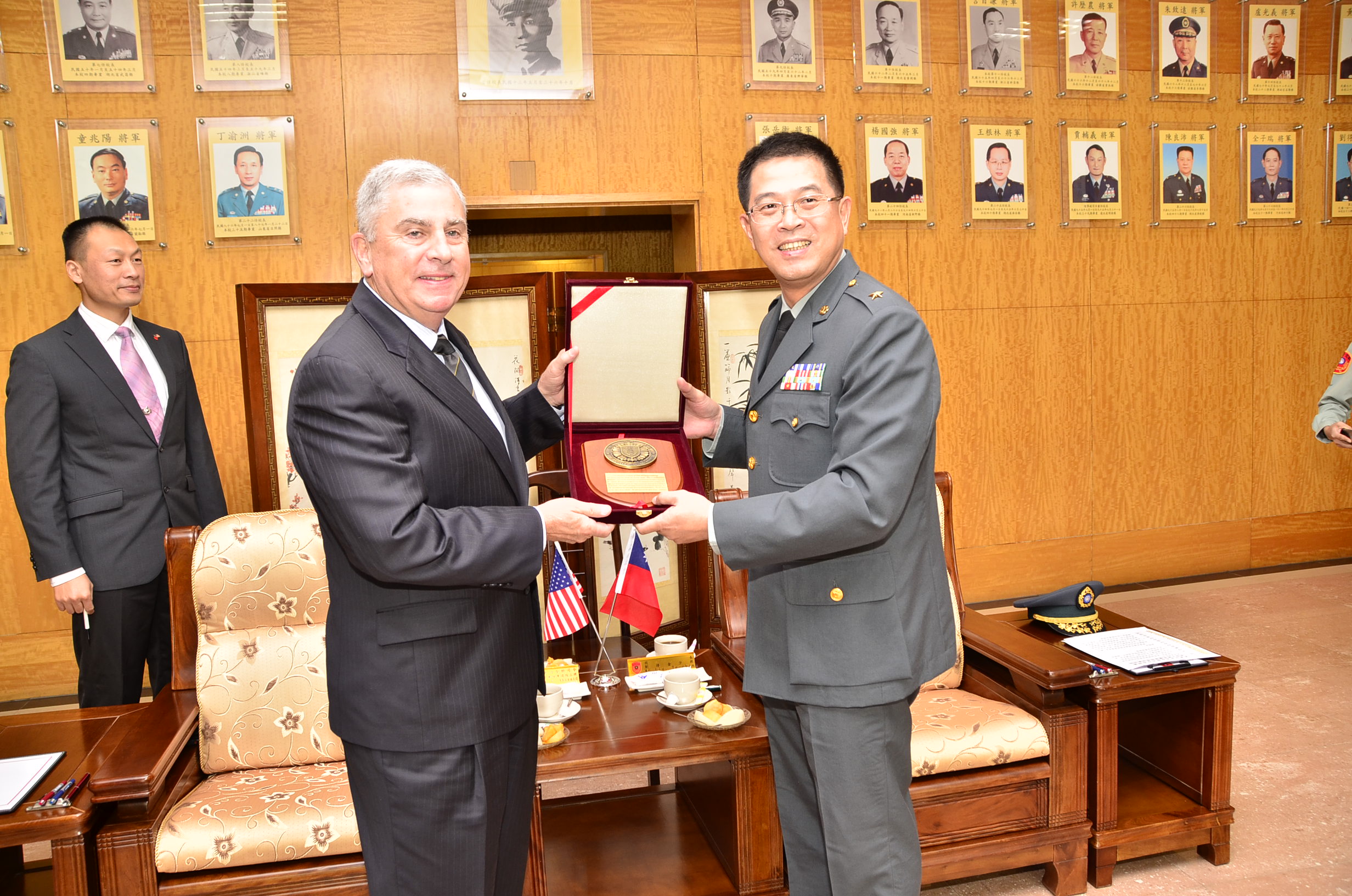 美中央司令部前司令亞寨退役上將致贈禮品.jpg
