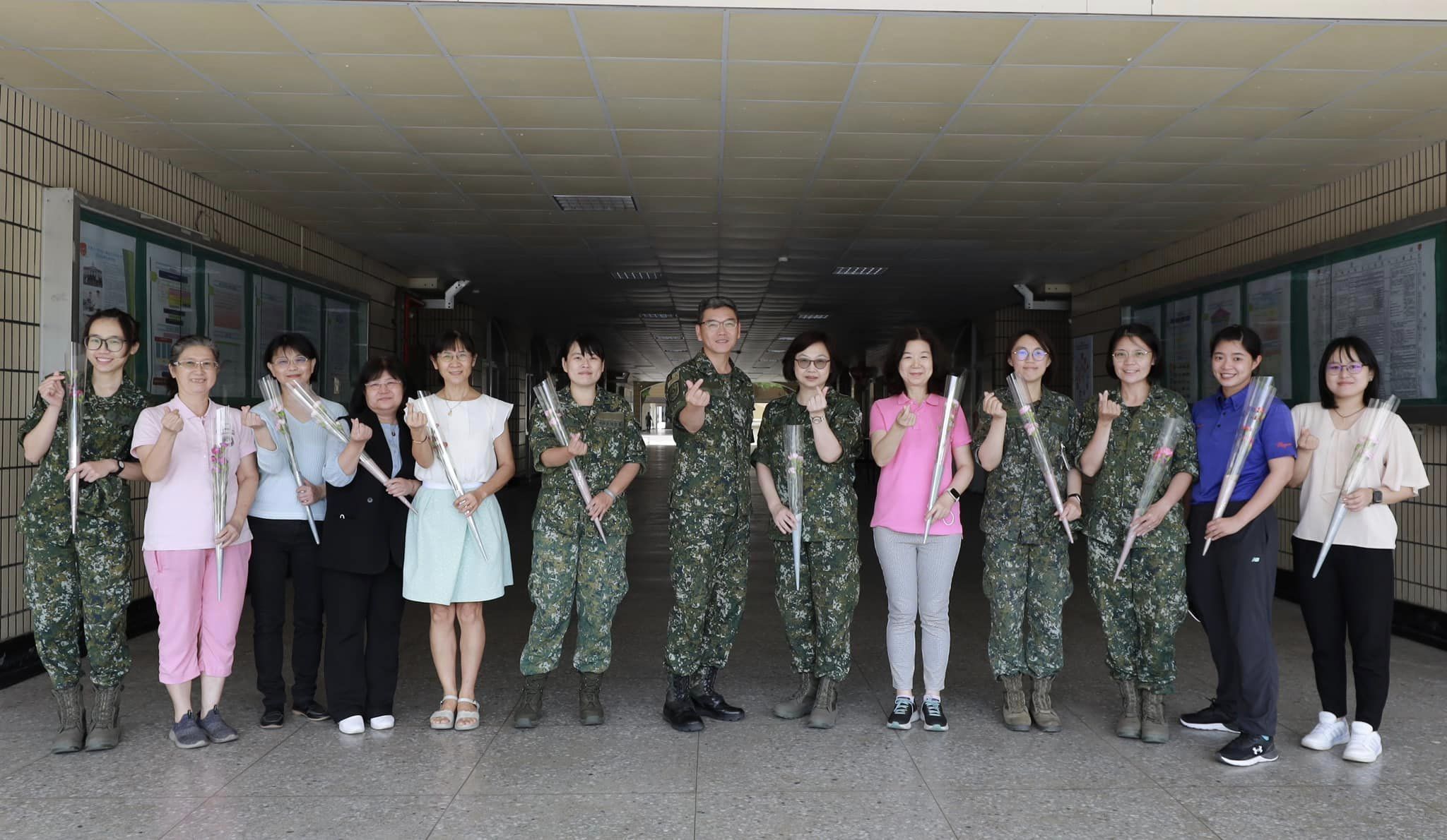 大學部、資圖中心合影.jpg