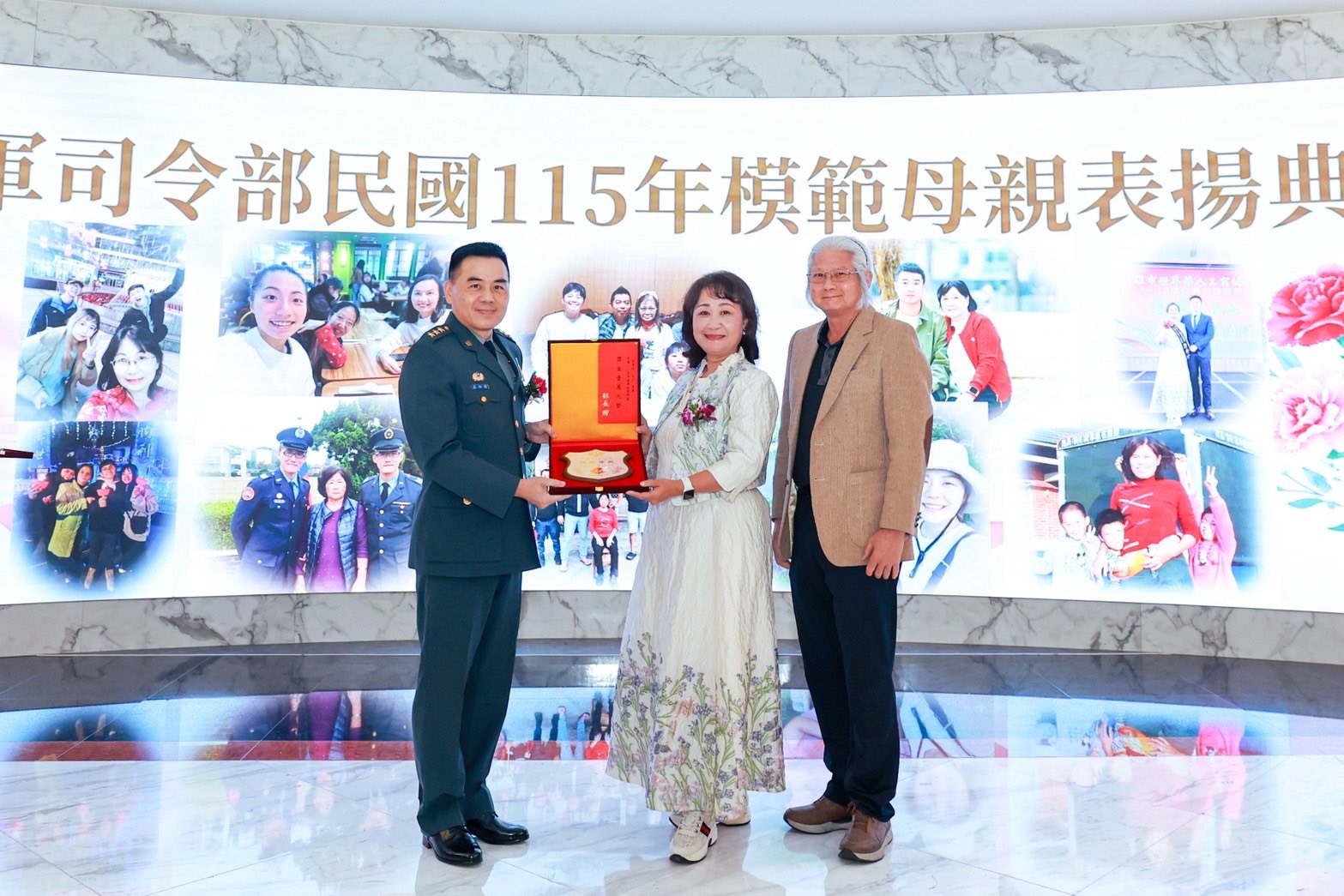 榮獲國防部模範母親許秀珍女士(照片由司令部提供).jpg