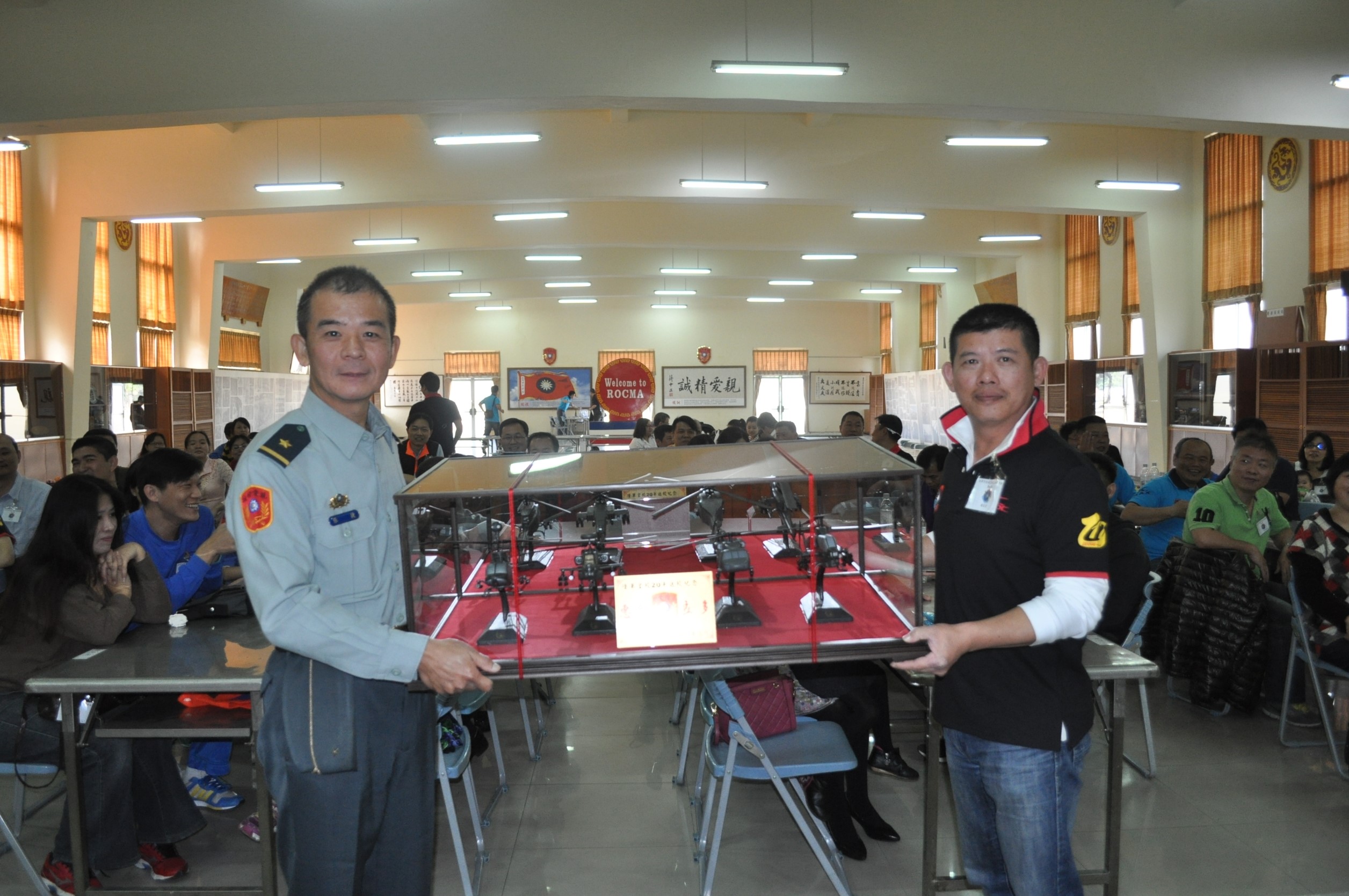 106年2月18日校長張  捷少將於袍澤館接受專科17期乙班校友贈送母校紀念品.jpg