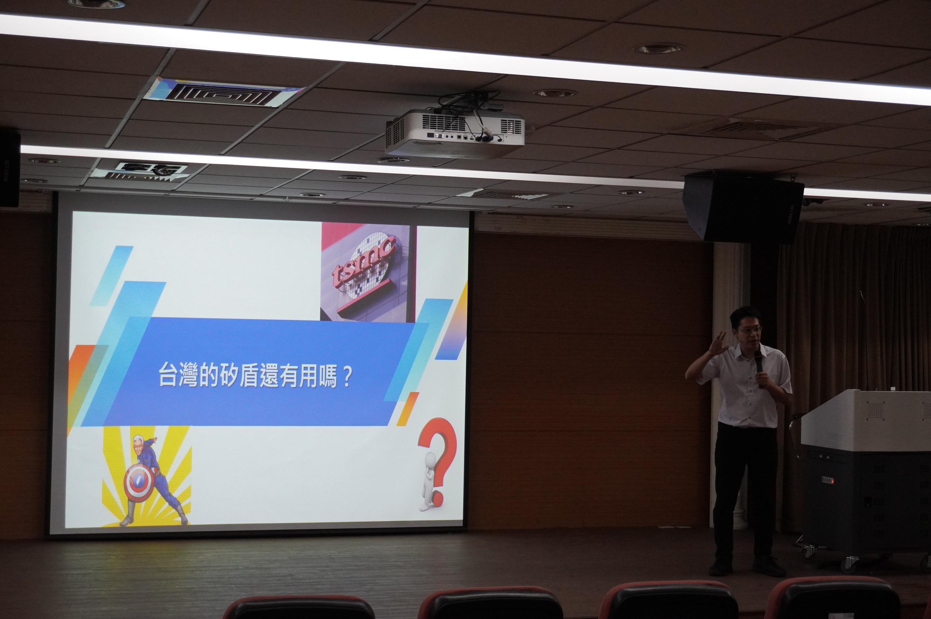 115年6月2日東吳大學政治系唐豪駿助理教授學術專題講演9.JPG