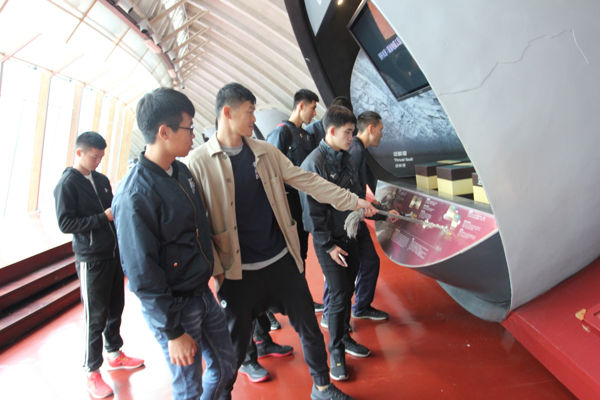 學生參訪地震館.jpg