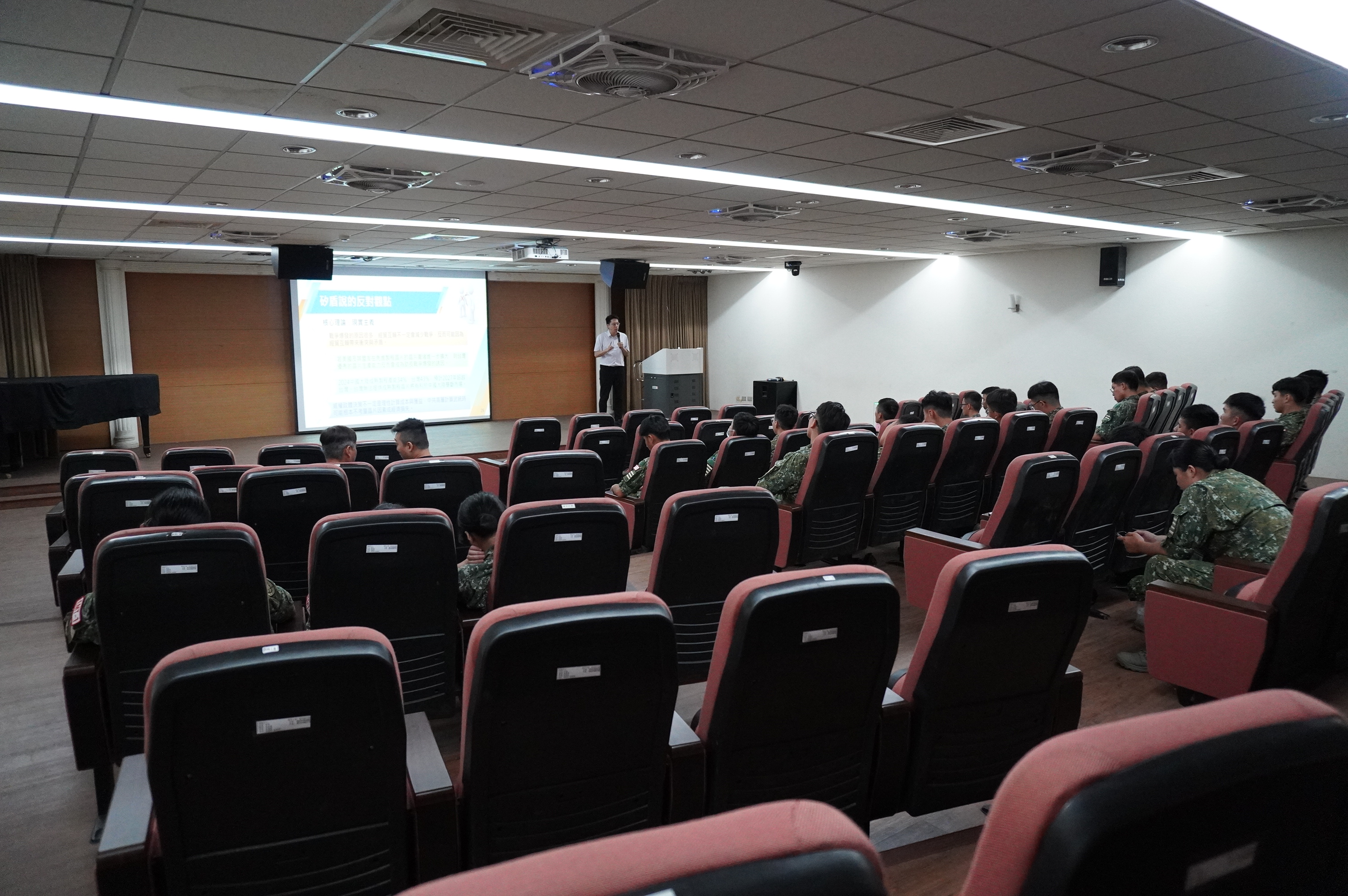 115年6月2日東吳大學政治系唐豪駿助理教授學術專題講演11.JPG