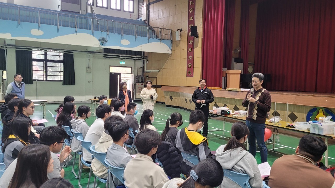 通識中心_厲復霖上校_及張文杰老師_至大里高中招生宣導紀實2.jpg