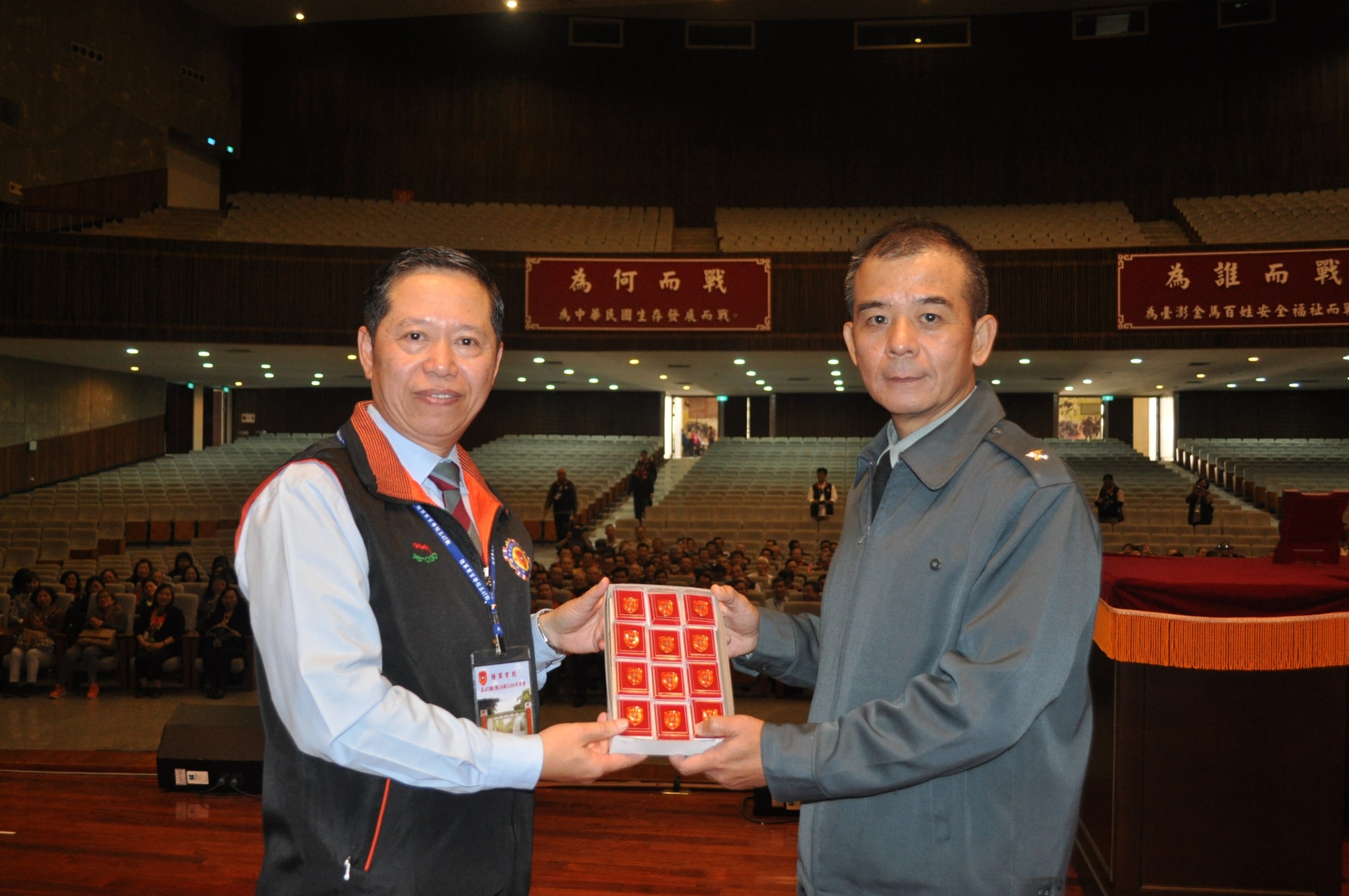 106年2月25日校長張  捷少將於中正堂致贈正47期校友校徽紀念章.jpg