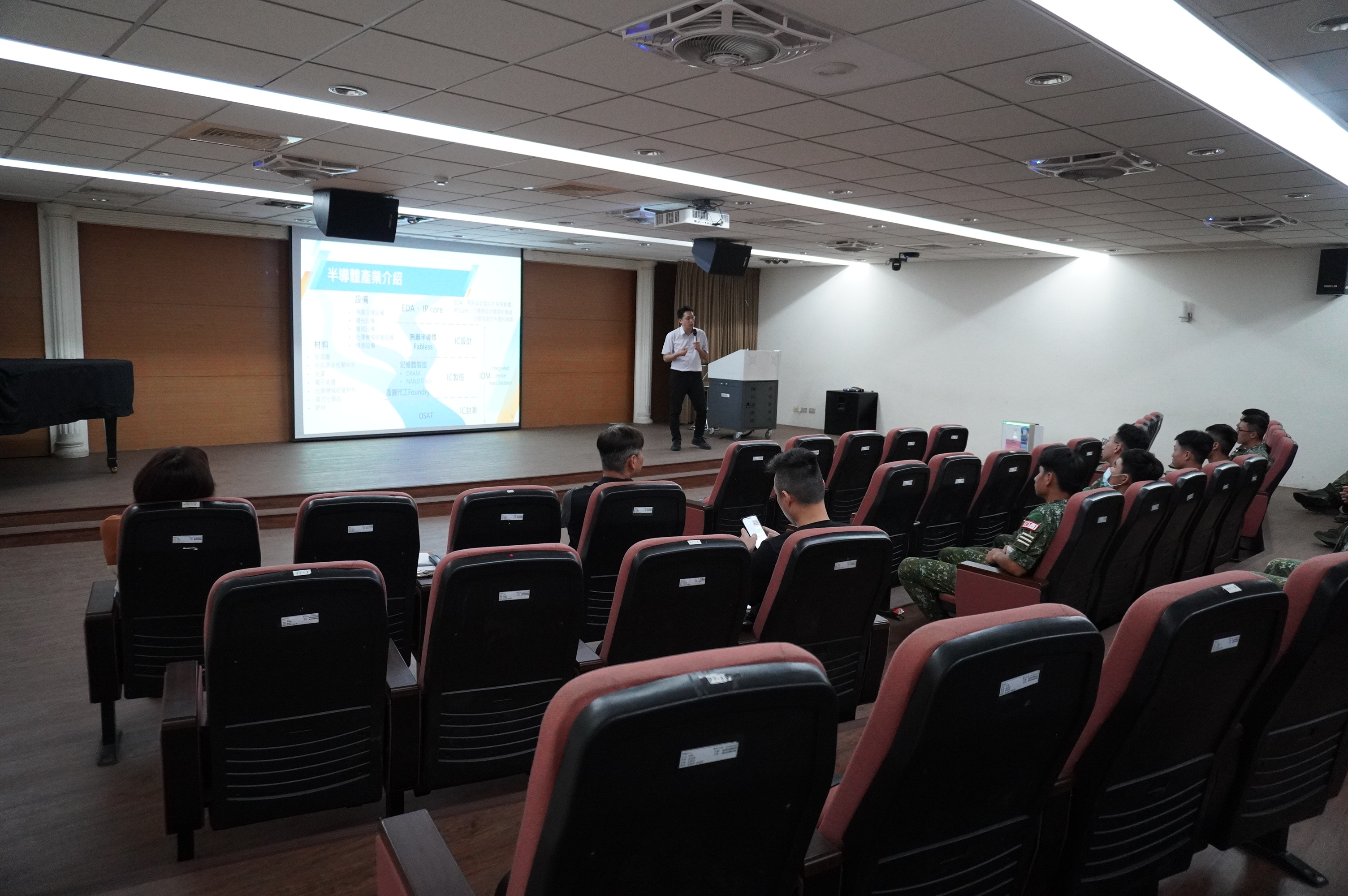 115年6月2日東吳大學政治系唐豪駿助理教授學術專題講演5.JPG