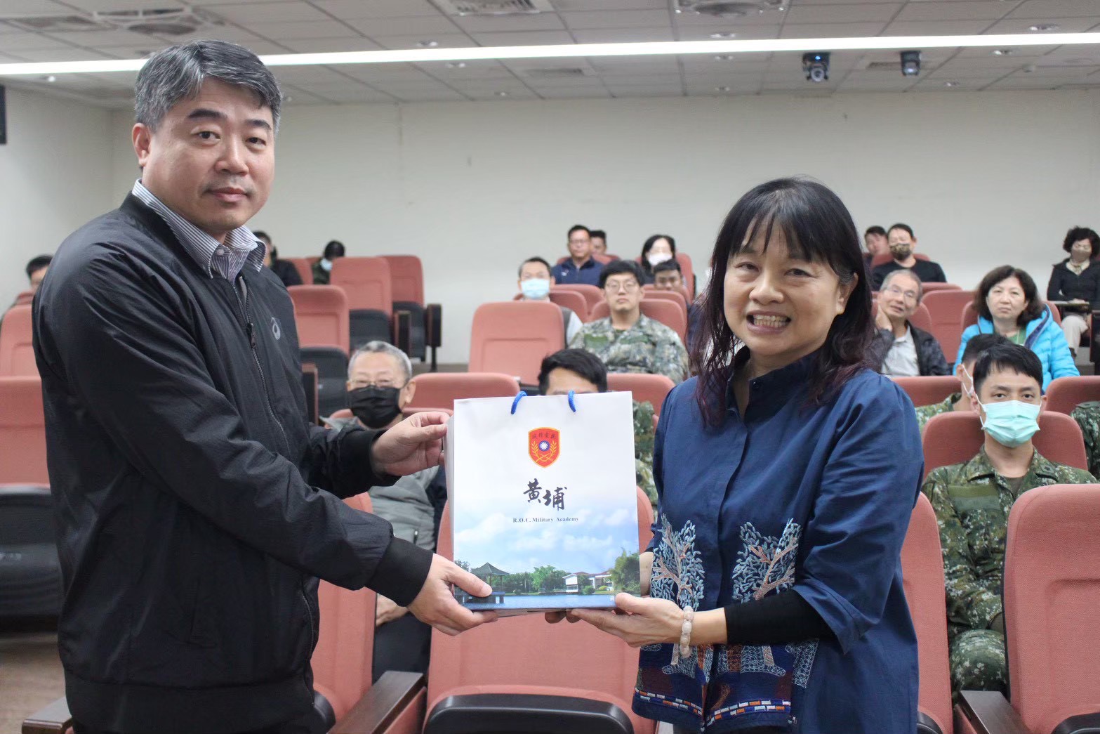 部主任張桂琥教授致贈紀念品予鄒文莉教授.jpg