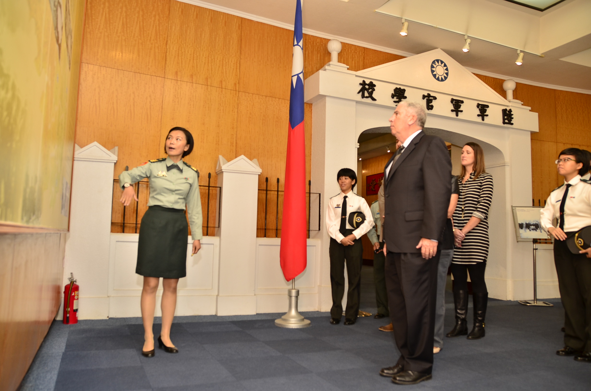 美中央司令部前司令亞寨退役上將至校史館聽取解說.jpg