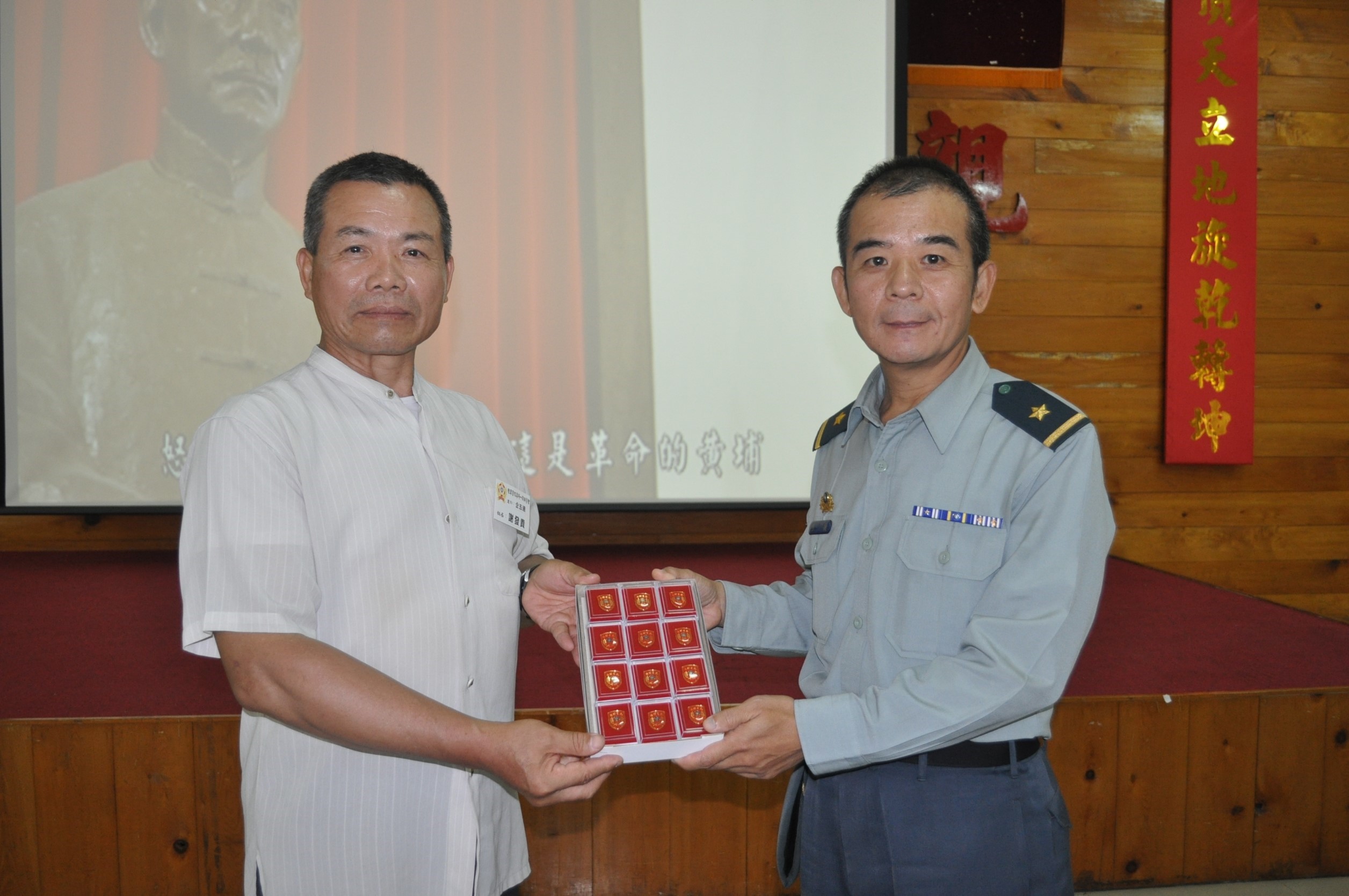 106年4月29日校長張  捷少將於袍澤館致贈專科1期校友校徽紀念章.jpg