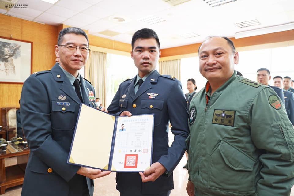 飛行常備軍官班第13期授證授階典禮