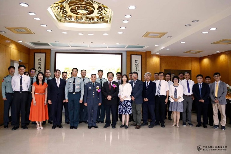 本校同仁與屏東大學貴賓一同合影留念