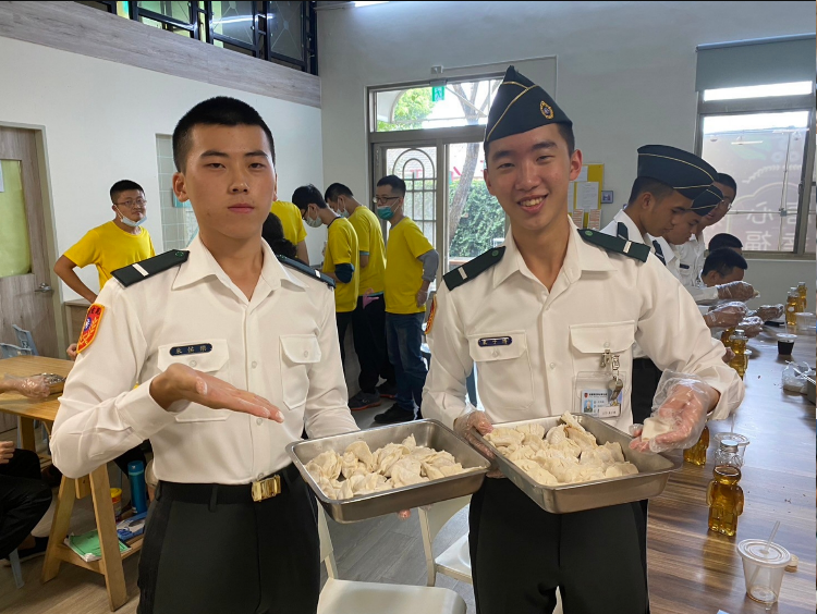 5學生興奮展示水餃成品.png