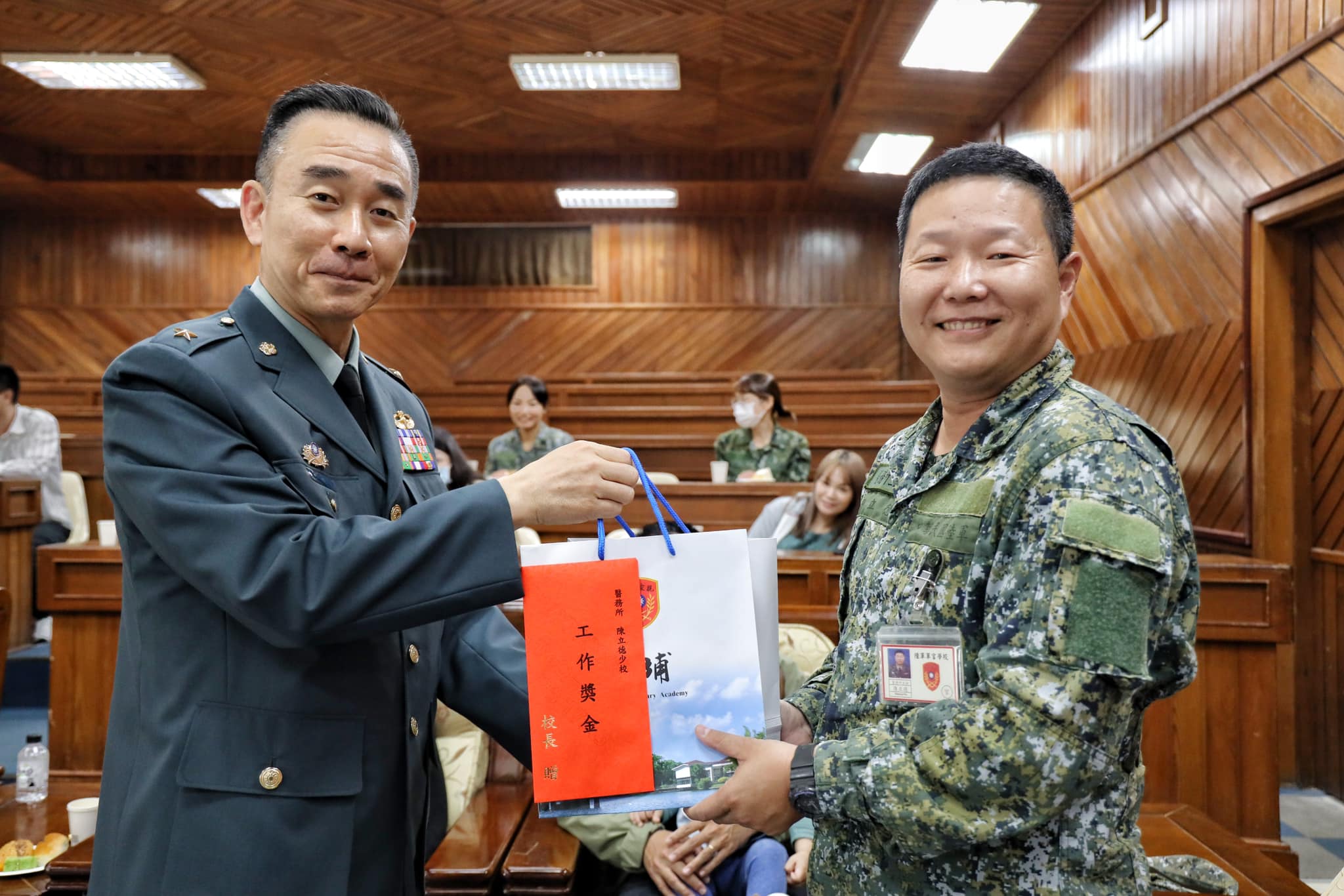 校長頒贈紀念品給退伍人員.jpg